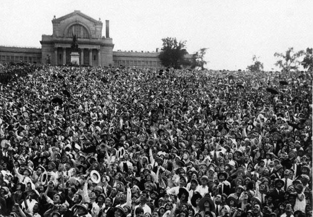 Forest Park crowd watches Lindbergh flyover